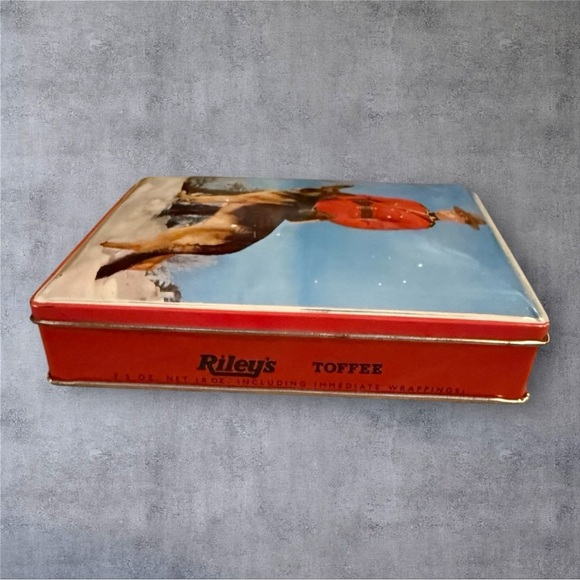 Vintage Riley's Toffee tin featuring a "Canadian Mountie on Guard" - Picture 5 of 9